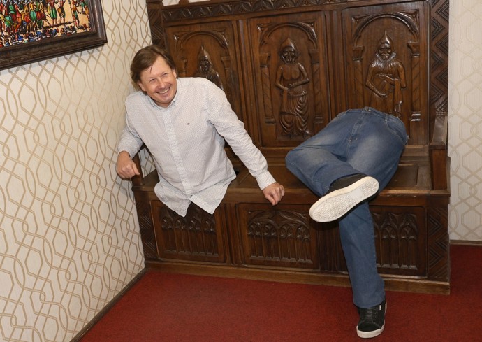 FOTO: Pavel Kožíšek ve svém muzeu. – stránka 4