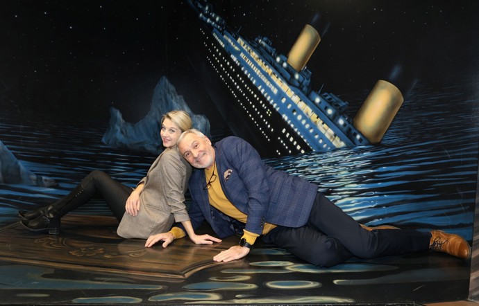 FOTO: Jan Čenský a Sabina Laurinová v muzeu optických iluzí. – stránka 1