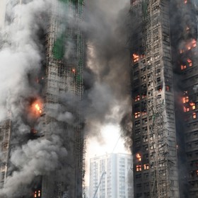 Mohutný požár obytné budovy v Hongkongu.