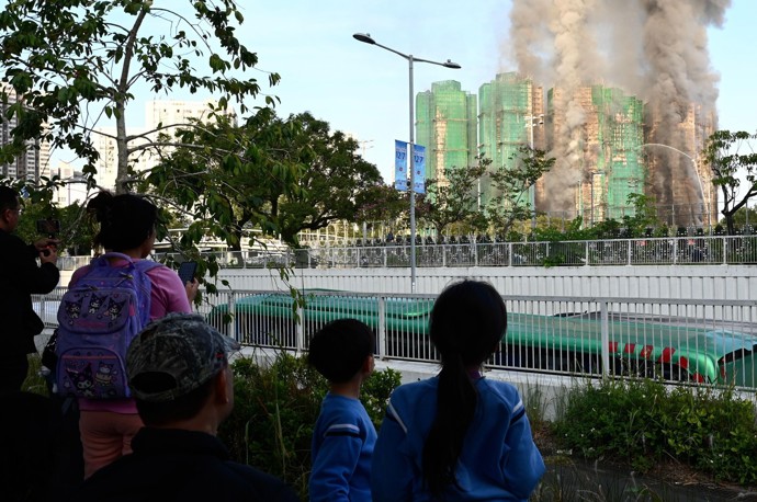 FOTO: Mohutný požár obytné budovy v Hong Kongu. – stránka 1