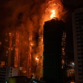 Mohutný požár obytné budovy v Hongkongu.