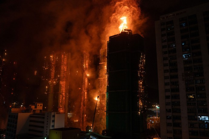 FOTO: Mohutný požár obytné budovy v Hong Kongu.