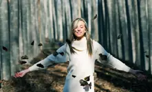 žena, příroda, listí