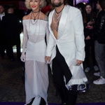 O rok později, v roce 2024, šokoval Richard Krajčo bílým frakem na holém těle a igelitovým pytlíkem namísto kabelky. 