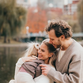 David Pastrňák s manželkou a dcerou Freyou Ivy.