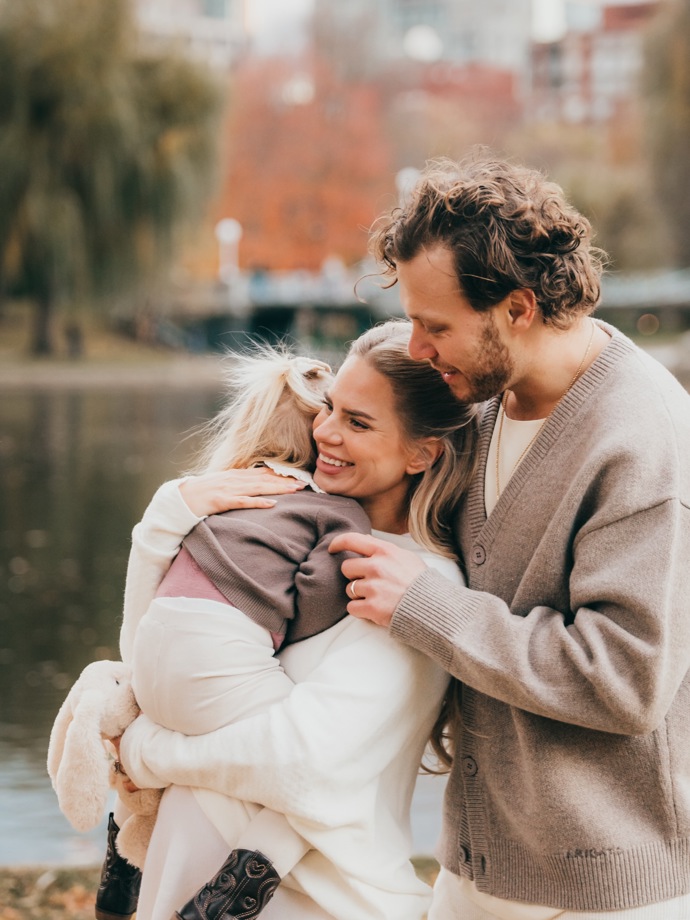 FOTO: David Pastrňák s manželkou a dcerou Freyou Ivy. – stránka 2