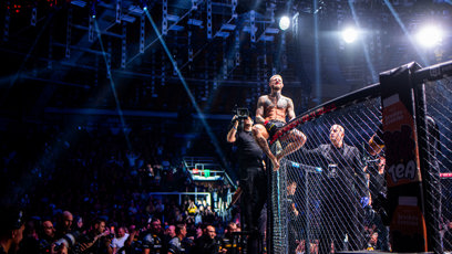 FOTO: Radek Roušal slaví vítězství v Oktagonu.