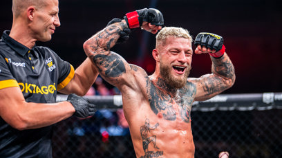 FOTO: Radek Roušal slaví vítězství v Oktagonu.