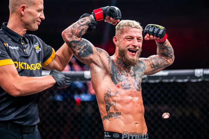 FOTO: Radek Roušal slaví vítězství v Oktagonu. – stránka 1