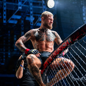 Radek Roušal slaví vítězství v Oktagonu. 