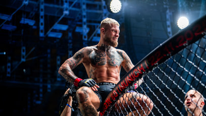 FOTO: Radek Roušal slaví vítězství v Oktagonu.