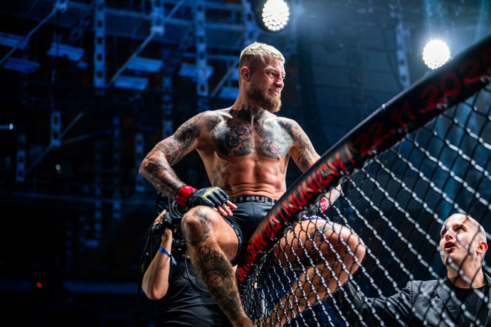 FOTO: Radek Roušal slaví vítězství v Oktagonu. – stránka 5