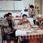 Film Pozdní léto vypráví příběh o bezdětné rodině a malém klukovi z dětského domova. Na snímku jsou Jiří Vala, Dana Medřická, Věra Galatíková a Ladislav Pešek.