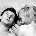 O čem vypráví film Lásky jedné plavovlásky, který režíroval Miloš Forman? Mladá blondýnka Andula hledá jen trošku lásky, a je jí tak trošku jedno od koho. Pak se ale objeví ten pravý... na snímku Vladimír Pucholt a Hana Brejchová.