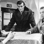 Psychiatr Miroslav Plzák se objevil ve filmu Vrah skrývá tvář. O čem detektivka byla? V lese, nedaleko Drahovic, je nalezena mrtvola mladé ženy. Na místo se začínají sjíždět zkušení kriminalisté... na snímku jsou Lola Skrbková, Radoslav Brzobohatý a Rudolf Hrušínský.