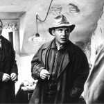 Film byl inspirován sériovým vrahem Václavem Mrázkem. Na snímku jsou Radoslav Brzobohatý a Zdeněk Kutil.