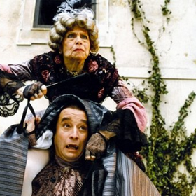 Nelly Gaierová patřila mezi prvotřídní operní pěvkyně, ale známe ji i z filmového plátna. Na snímku s Viktorem Preissem ve filmu Svatba upírů z roku 1993. Gaierová si zahrála mimo jiné také ve filmu Já už budu hodný, dědečku. Další snímky v  galerii jsou z tohoto filmu.