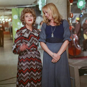 Nelly Gaierová byla považována za skutečnou dámu. Na snímku ve filmu Hledám jednu písničku z roku 1975.