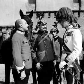 Vlasta Burian si zahrál mimo jiné ve filmu Pobočník Jeho Výsosti, kde ztvárnil nadporučíka Pateru, jenž se nešťastně zaplete do aféry týkající se těch nejvyšších společenských kruhů. Film byl natočen v roce 1933.