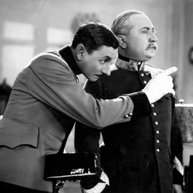 Jeho honorář činil tehdy 270 000 československých korun, což byla doslova pohádková částka. Na snímku s další hvězou první republiky, Jaroslavem Marvanem.