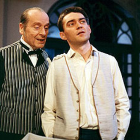 Pohádka vypráví o tajemném dědictví po pradědečkovi. Na snímku jsou Svatopluk Beneš a Vladimír Dlouhý.