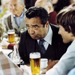 Když rozvod, tak rozvod: Před prchlivým tchánem (Vladimír Menšík) je nutné raději předstírat, že je vše zalité sluncem.