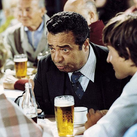 Když rozvod, tak rozvod: Před prchlivým tchánem (Vladimír Menšík) je nutné raději předstírat, že je vše zalité sluncem.