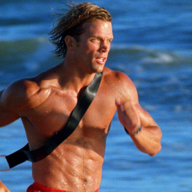 Titulní píseň k seriálu Pobřežní hlídka se jmenovala I'm Always Here a nazpíval ji Jimi Jamison z kapely Survivor. 