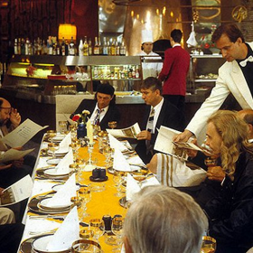 První reakce kritiků na tuto komedii nebyly příliš lichotivé. Na snímku Pavel Zatloukal, Arnošt Goldflam, Bolek Polívka, Miroslav Donutil a Jaromír Dulava jakožto číšník.