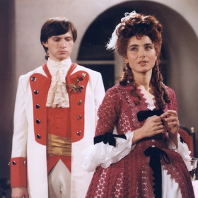 Zlaté kapradí: Je svatojánská noc a ovčák Mikeš se vydá do lesa hledat ztracenou ovci. To ale ještě neví, že mu za pentli od klobouku zapadne kouzelné semínko ze zlatého kapradí. (Jan Hrušínský a Zora Jandová).