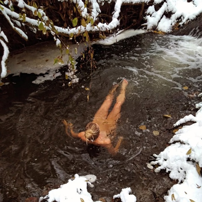 FOTO: Anna Kulovaná miluje otužování a nahotu.