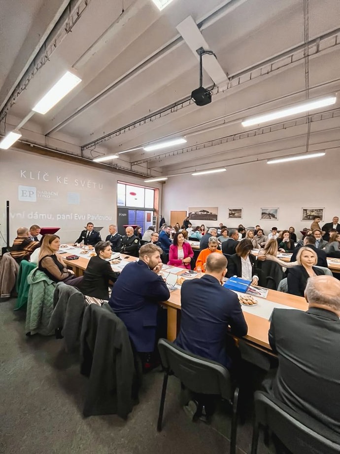 FOTO: Eva Pavlová odjela do Ostravy na setkání k projektu Klíč ke světu. – stránka 64