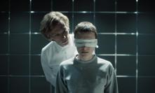 Jamie Campbell Bower a Millie Bobby Brown v seriálu Stranger Things.