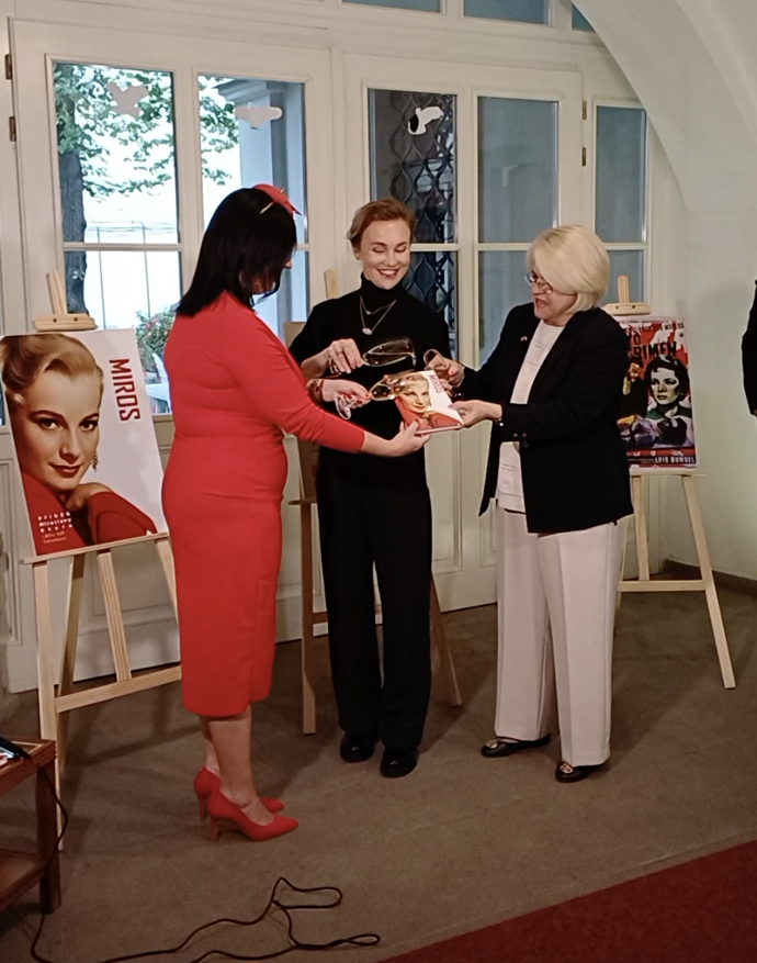 FOTO: Vlastina Svátková a Libka Safr pokřtili spolu s mexickou velvyslankyní novou knihu o Miroslavě Stern.