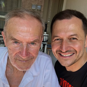 Co myslíte, podobá se náš slavný moderátor svému tátovi? 