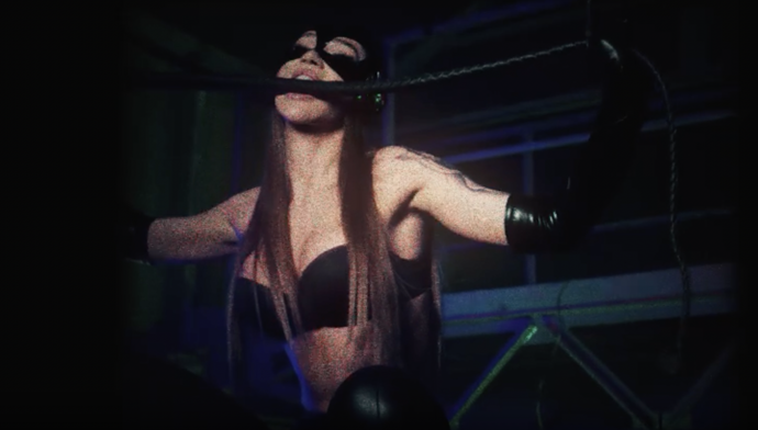 FOTO: Playmate Caroline celá v latexu.