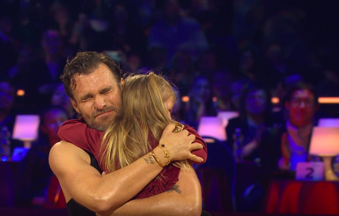 FOTO: Leoš Mareš v objetí s dcerou během StraDance Tour. – stránka 71