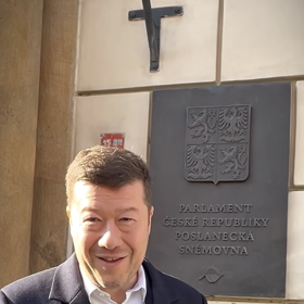 Tomio Okamura nechal sundat ukrajinskou vlajku z budovy Poslanecké sněmovny.