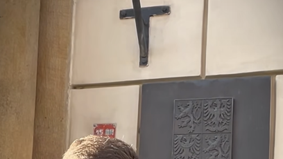 FOTO: Tomio Okamura nechal sundat ukrajinskou vlajku z Poslanecké sněmovny.