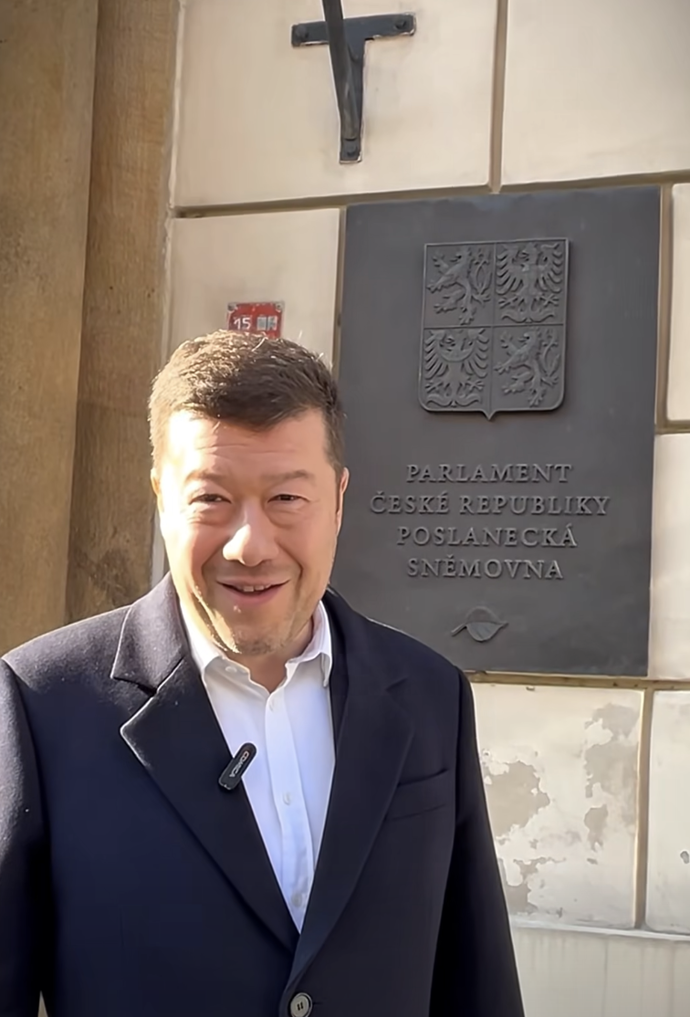 FOTO: Tomio Okamura nechal sundat ukrajinskou vlajku z Poslanecké sněmovny. – stránka 9