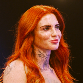 Žhavá zrzka Tereza se vrátila do nahé seznamky najít muže, který zvládne její přímost, vášeň pro fitness i tvorbu na erotické modré stránce. 