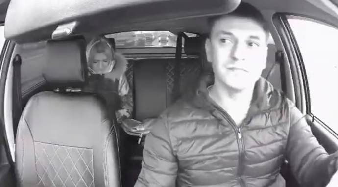 FOTO: Taxikář ji po výhružce bedlivě sledoval. – stránka 14