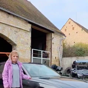 Adéla prodává auto.