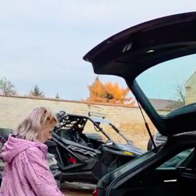 Adéla měla trable s kufrem.