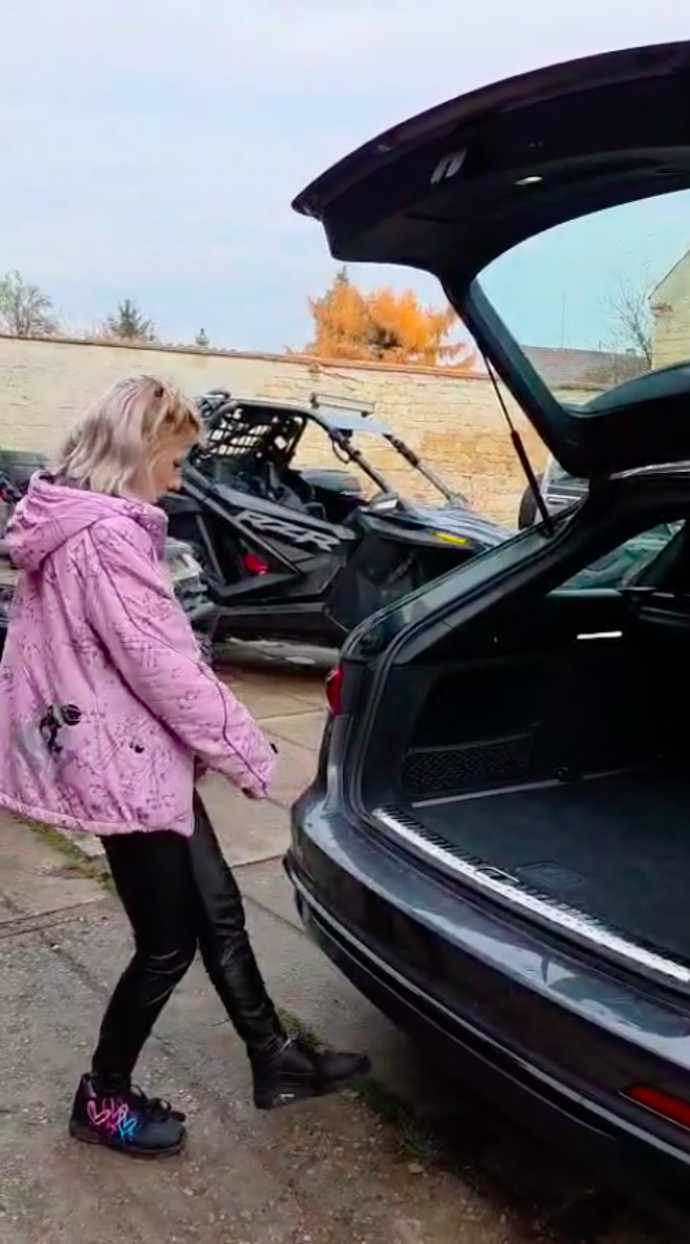 FOTO: Adéla měla trable s kufrem. – stránka 2