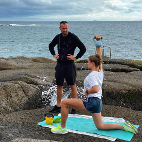 Trénuje také například s tenistkou Karolínou Muchovou. 