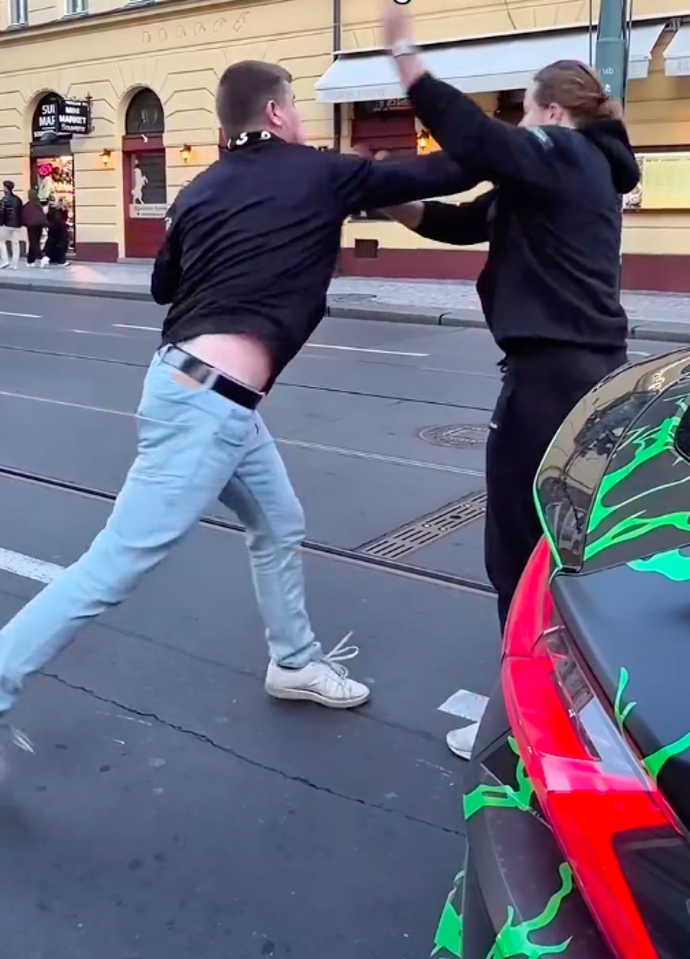 FOTO: Muž dal Adamovi první ránu. – stránka 5