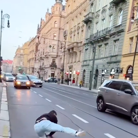 Oba se najednou srazili na zem.