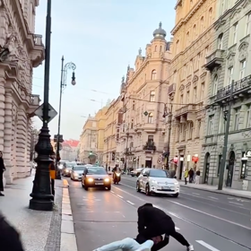 Muže zpacifikoval na zemi.