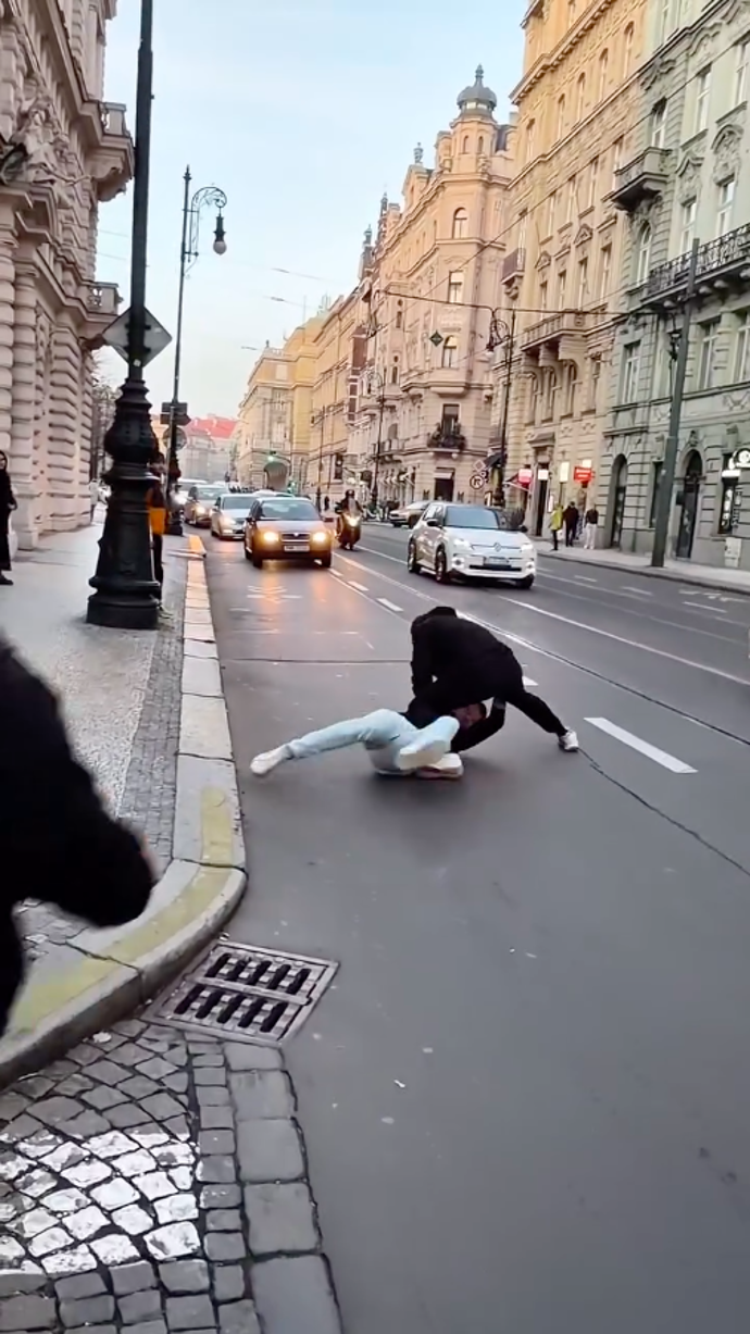 FOTO: Muže zpacifikoval na zemi. – stránka 1